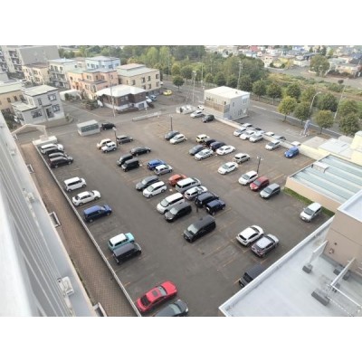 【敷地内駐車場】駐車場内は広々としており、切り返しも楽々でき