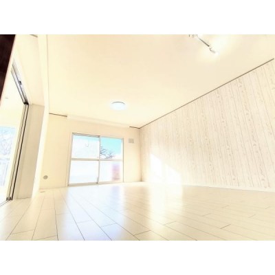 【リフォーム済】リビングの別角度の写真です。クロス全面貼り換