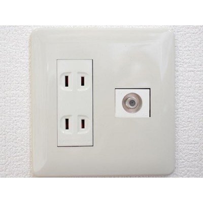 【同仕様写真_コンセント】全居室にコンセントとTVジャックを