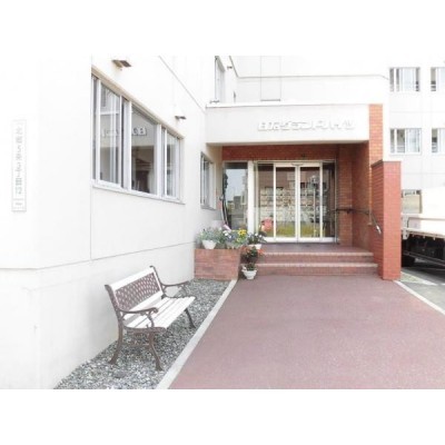 【エントランス】マンションエントランスにはお手入れされたお花