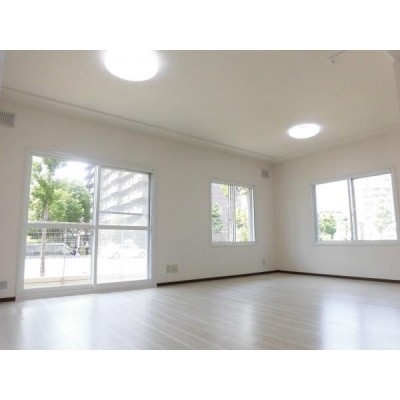 【リフォーム後リビング】採光面がふたつある、17.5帖のLD