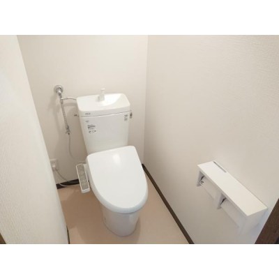【リフォーム後写真】トイレは便器ごと新品交換致しました。便座