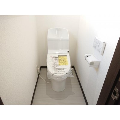 【リフォーム前写真】トイレは便器ごと新品交換致します。便座も