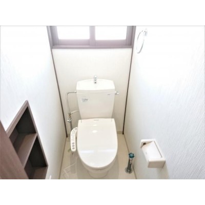 【リフォーム後写真】トイレはTOTO製の温水洗浄機能付きに新