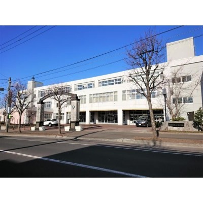 札幌市立美しが丘小学校まで約800m(徒歩10分)です。登下
