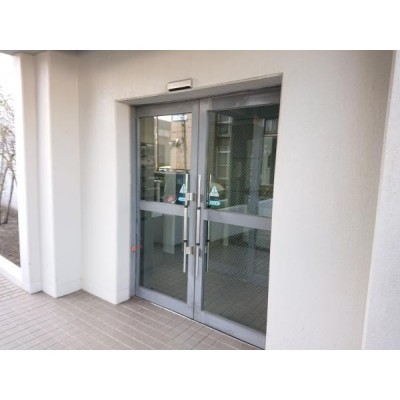 【建物入口】自動ドアになります。オートロックも付いており、防