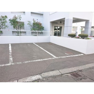 【駐車場】建物入口横に駐車場が御座います。月額6,500円に