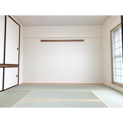 リフォーム済【和室】リビングの横にある6帖の和室です。クロス