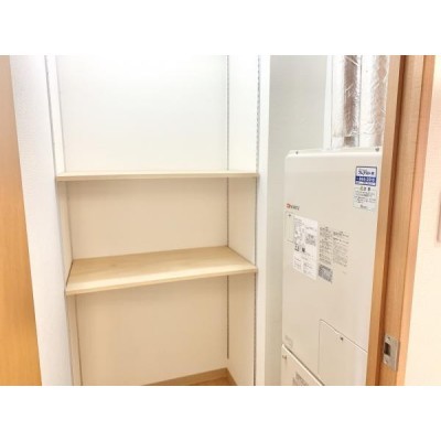 リフォーム済【収納】トイレ横にはボイラーが置いてある納戸がご