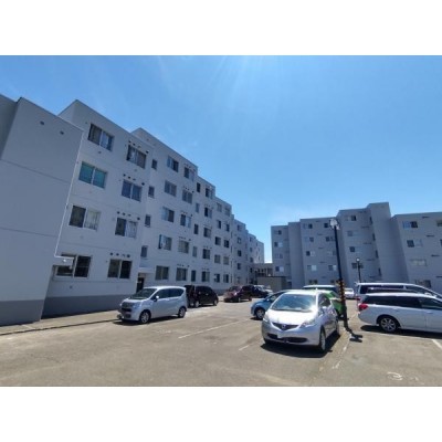 【建物全景】地下1階付き5階建て総戸数71戸のうちの1階です