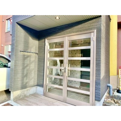 建物入り口です。こちらも2018年に改修工事が行われました。