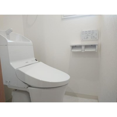 リフォーム後のトイレです。新品の一体型のトイレを新設しました