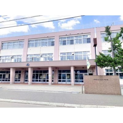 当物件から約260m(約4分)の距離に厚別北中学校がございま