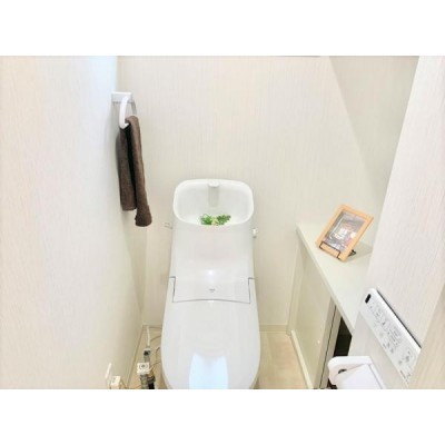 【同仕様写真_トイレ】新品の一体型シャワー付きトイレに交換い