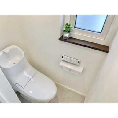 【リフォーム後写真】トイレは便器ごと新品交換致しました。便座