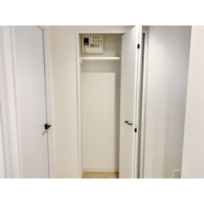 【リフォーム後_収納】玄関入って正面にある収納は、建具を交換