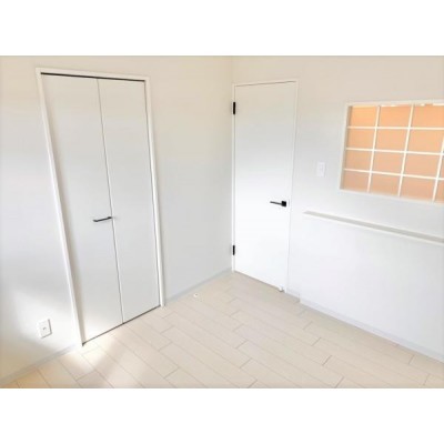 【リフォーム後_洋室1】玄関入ってすぐの洋室です。窓部分のシ