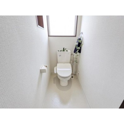 【同仕様写真_トイレ】トイレはLIXIL製の温水洗浄機能付き