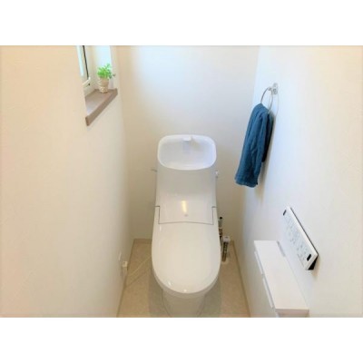 【同仕様写真】トイレはLIXIL製の温水洗浄機能付きに新品交