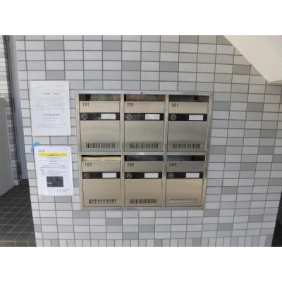 【郵便受け】入口の手前に郵便受けがあります。管理も行き届いで