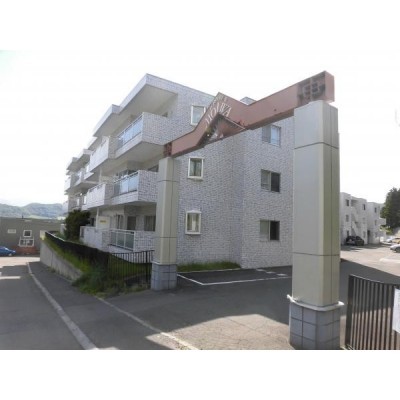 【外観】物件の所在階は3階建ての1階部分の角部屋住戸です。