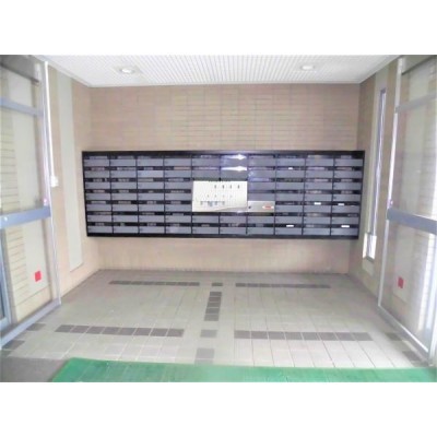 【集合ポスト】マンションの入り口に入ると集合ポストがあります