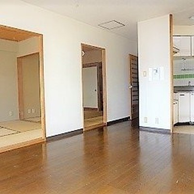 バルコニー側からリビングと和室を撮影しました。