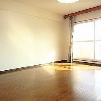 南西向きリビングで陽当たり良好です。