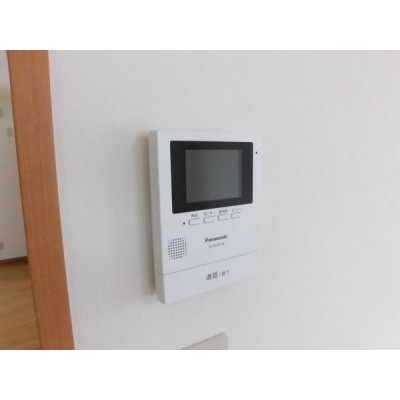 リビングの写真です。新品のカラーモニターを設置しました。お子