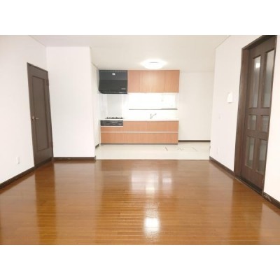 【リフォーム後】リビングの写真です。キッチンまで一続きなので