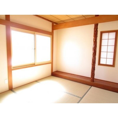 【リフォーム後】リビング横の4.5帖の和室です。畳表替えを行