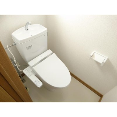 【リフォーム前】トイレは温水洗浄便座トイレに新品交換します。