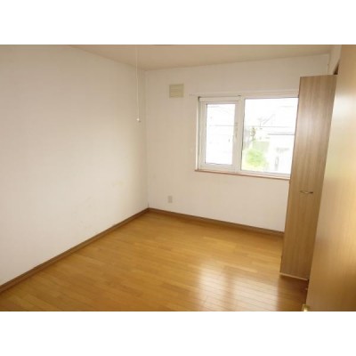 【リフォーム前】2階6帖洋室です。全ての部屋に収納スペースが