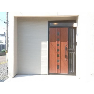 【リフォーム済】玄関ドアは新しいものに交換しました。玄関はお