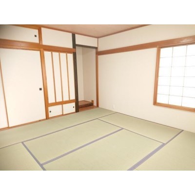【リフォーム前】1階の8帖の和室です。畳表替えを行い、障子・