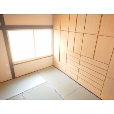【リフォーム後】1階北西側和室6条です。クロス張替え、照明も