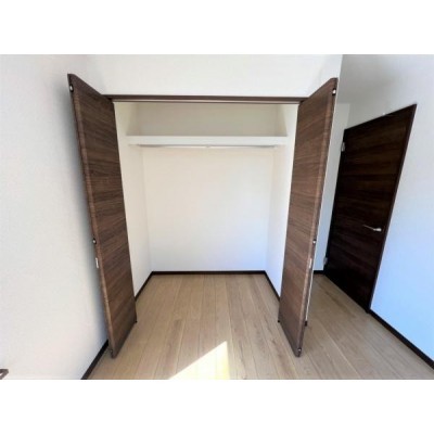 【リフォーム済_収納】1階6帖洋室のCLです。元々は押入れで