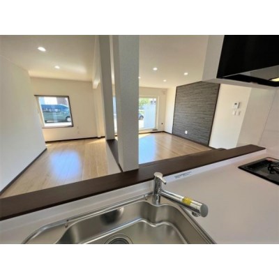 【リフォーム済_リビング】キッチンから見たリビング写真です。