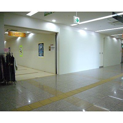 店内からの様子(JR連絡通路沿いで、右側へJR千歳駅)