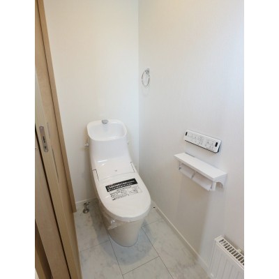 シャワー付きの水洗トイレの様子です。