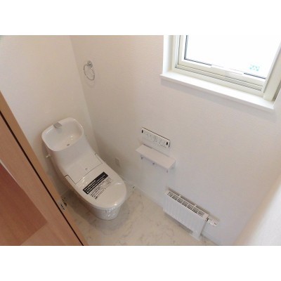 トイレです。暖房パネルがあるので冬も暖か。