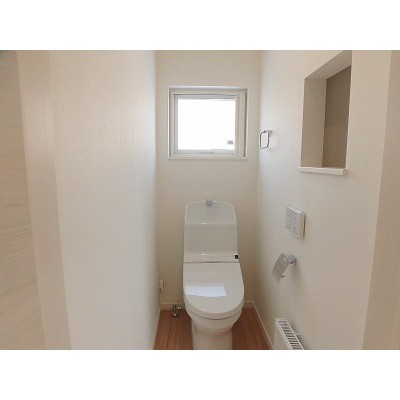 トイレ上部に棚がついてます。