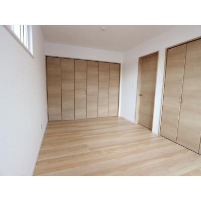 この部屋には大きなクローゼットが二つ付いています。