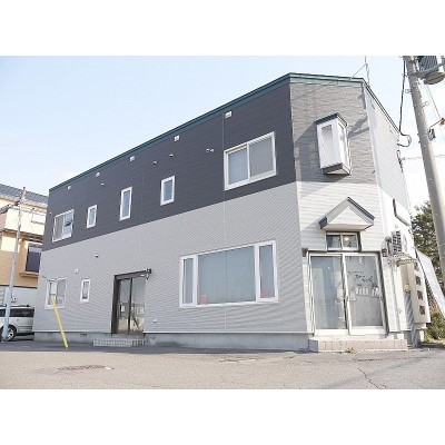 角が店舗入り口(裏口もあり)