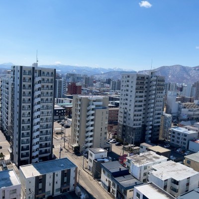 晴れた日には遠くの山々も見えます。最上階の特権ですね