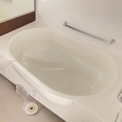 お子様と向かい合っての入浴が叶う2段式の浴槽