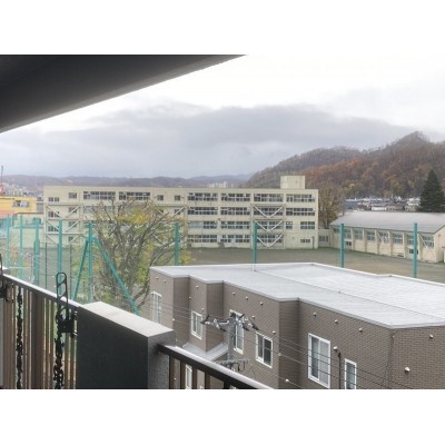 バルコニーから見える小学校