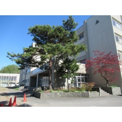 潮見台中学校まで999m