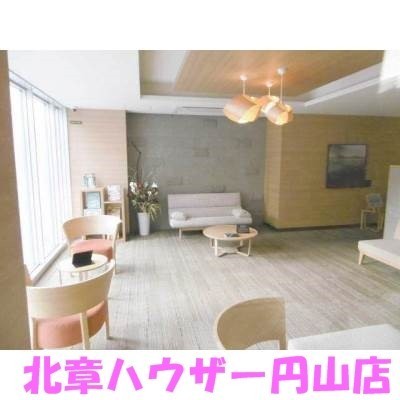 お洒落で開放的なエントランス。