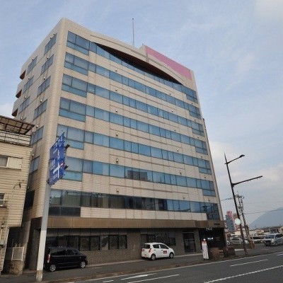 がっちりとした重厚感のあるオフィスビル!